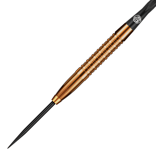 Shot Pro Series Jake Womack Steel Darts - 23g Das Bild zeigt einen Shot Pro Series Jake Womack Steeldart mit einem Gewicht von 23g. Der Dartpfeil hat ein auffälliges, bronzefarbenes Design mit feinen Rillen am Griff.