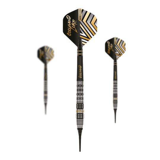 Red Dragon Luke Humphries Prestige Soft Darts - 20g Das Bild zeigt drei Softdarts des Modells „Red Dragon Luke Humphries Prestige“ mit 20g Gewicht. Die Darts haben ein schwarzes und silbernes Design mit goldfarbenen Akzenten und der Aufschrift „Coolhand Luke“.
