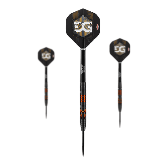 Bulls NL Martijn Kleermaker 90% steel darts Auf dem Bild sind drei moderne Steeldarts mit schwarzem Schaft und auffälligen orangenen Akzenten zu sehen. Die Flights der Darts sind schwarz mit weiß-goldenem Muster und dem Schriftzug "5G".