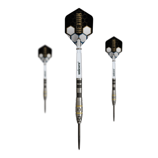 Das Bild präsentiert das Set der Unicorn Hexium Style 01 Black & Gold Steeldarts. Die Steeldarts sind in einer ansprechenden Schwarz-Gold-Optik dargestellt.