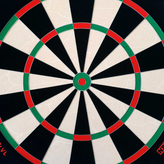 GOAT Everscore Steel Dartboard Das Bild zeigt ein GOAT Everscore Steeldartboard mit klaren Farben und deutlichen Markierungen. Die Segmente sind in Schwarz, Weiß, Rot und Grün gehalten.