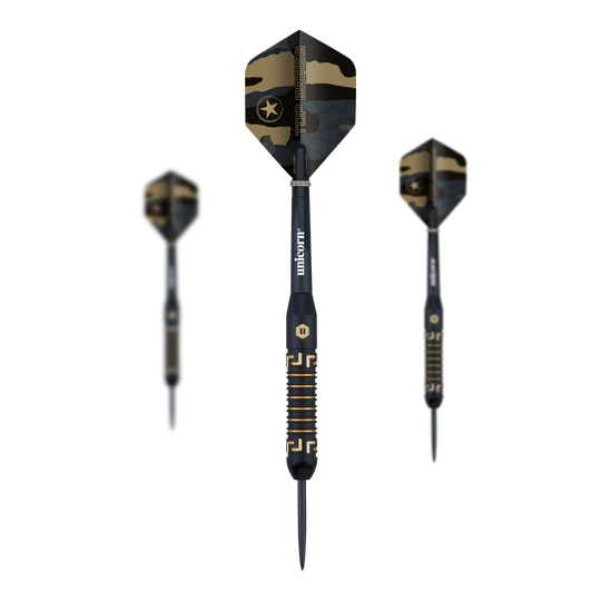 Unicorn Top Brass V1 Steeldarts - 20g Das Bild zeigt drei Steeldarts des Produkts "Unicorn Top Brass V1" mit einem Gewicht von 20g. Die Darts haben ein schwarzes und goldenes Design mit Camouflage-Flights.