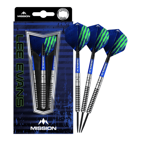 Das Bild zeigt die "Mission Lee Evans Black Electro Steeldarts" in ihrer Verpackung und daneben drei ausgepackte Darts. Die Darts haben blaue und grüne Flights sowie silberne und schwarze Griffe.