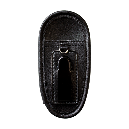 724_McDart_Pouch_Dartk-cher_2 Das Bild zeigt den "McDart Pouch Dartköcher" in schwarzer Farbe. Er hat eine ovale Form und ist auf der Rückseite mit einem Clip zur Befestigung ausgestattet.