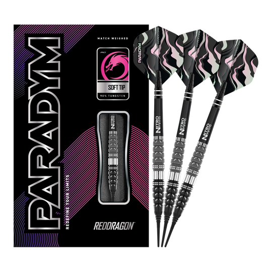 Auf dem Bild sind die Red Dragon Paradym Torpedo Softdarts mit 20 Gramm Gewicht zu sehen. Die Verpackung und drei Darts mit schwarz-silbernen Spitzen und auffälligen Flights sind abgebildet.