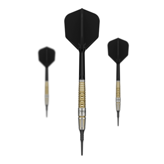 Target Japan Black Marque Warrior Soft Darts - 18.5g Das Bild zeigt drei Softdarts des Produkts "Target Japan Black Marque Warrior" mit einem Gewicht von 18,5 g. Die Darts haben schwarze Flights und gold-silberne Barrels.