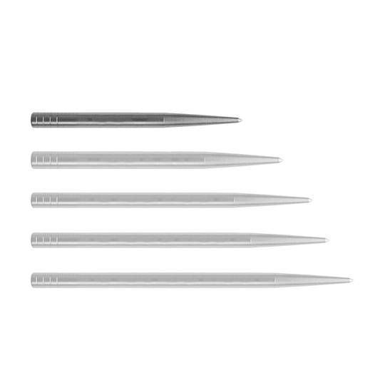 Condor Beak Point Without Cut dart tips Auf dem Bild sind fünf silberne, spitze Dartspitzen nebeneinander zu sehen. Sie liegen aufgereiht auf grünem Hintergrund.