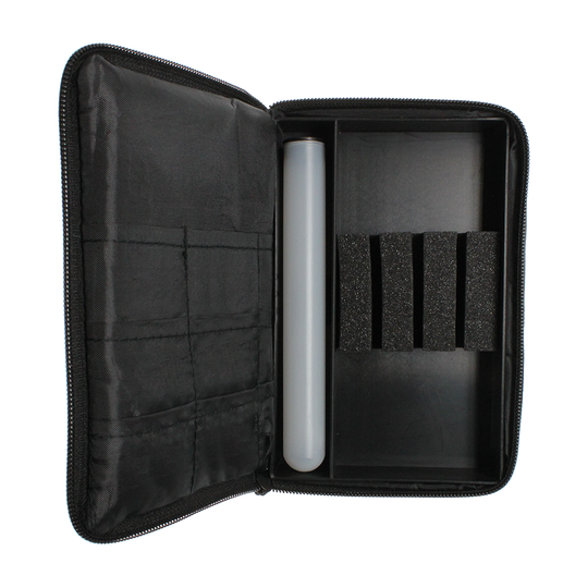 705_McDart_Tasche_Klein_OPEN_NEUlYujDdJjUOCPA Die Abbildung zeigt die geöffnete McDart Tasche Klein. Sie hat mehrere Fächer und Halterungen zur Aufbewahrung von Dartzubehör.