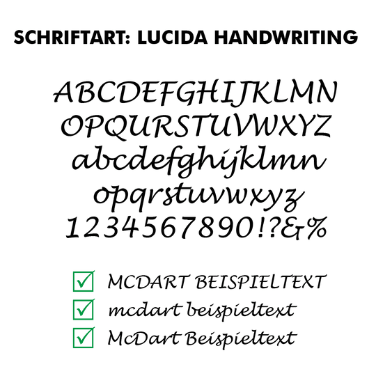 Flightdruck_Schriftart_LucidaHandwritingThHT3MMXEEFib Das Bild zeigt verschiedene Buchstaben, Zahlen und Satzzeichen in der Schriftart "Lucida Handwriting". Unten sind Beispielsätze in dieser Schriftart mit grünen Häkchen dargestellt.