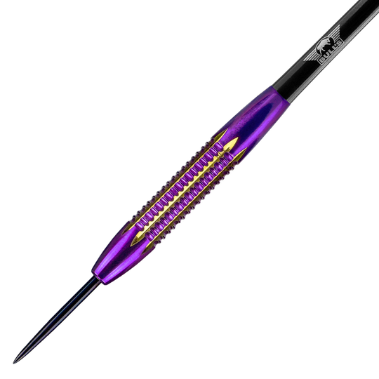 BU24321_BullsNL_Dirk_Van_Duijvenbode_Shell_Coated_Brass_Steeldarts_2 Das Bild zeigt einen Dartpfeil aus der Serie "BullsNL Dirk Van Duijvenbode Shell Coated Brass Steeldarts - 21g". Der Dartpfeil hat ein auffälliges lila und goldfarbenes Design mit einer strukturierten Griffzone.