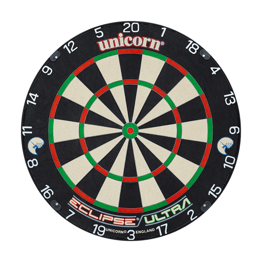 Unicorn Eclipse Ultra steel dartboard Das Bild zeigt eine Steeldart-Scheibe mit dem Namen "Unicorn Eclipse Ultra". Die Scheibe hat farbige Markierungen in Schwarz, Weiß, Rot und Grün sowie deutlich sichtbare Zahlen.