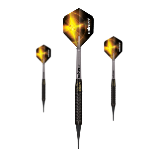 Unicorn Gary Anderson Black Brass Soft Darts - 18g Das Bild zeigt drei Unicorn Gary Anderson Black Brass Softdarts mit einem Gewicht von 18g. Die Darts haben schwarze Flights mit gelbem Muster und einen schwarzen, gerillten Schaft.