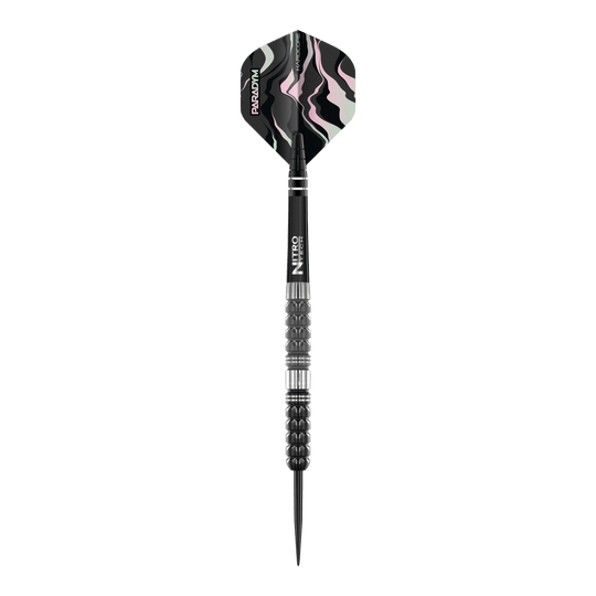 Red Dragon Paradym Tapered Steel Darts Das Bild zeigt einen Red Dragon Paradym Tapered Steeldart. Der Dart hat ein modernes, schwarzes Design mit markant gemusterter Flugfeder.