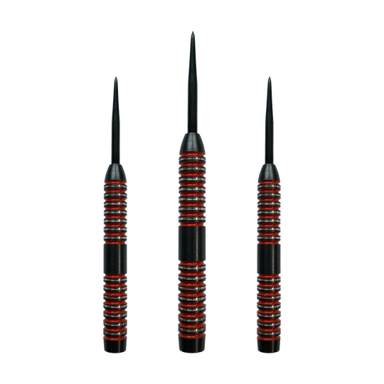 McDart Crimson Steeldart Barrels Das Bild zeigt drei McDart Crimson Steeldart Barrels mit schwarzen und roten Rillen. Sie stehen nebeneinander aufrecht mit den Spitzen nach oben.