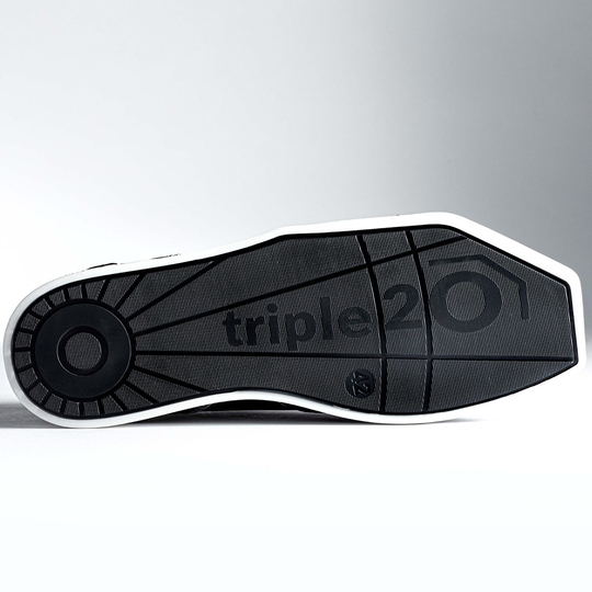 20200004-00_Triple20_Dartschuhe_Textil_Leder_Weiss_Schwarz_6 Das Bild zeigt die Sohle eines Schuhs mit der Aufschrift "triple20". Der Schuh ist ein Dartschuh aus Textil und Leder in Weiß und Schwarz.