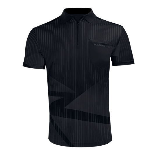 Harrows Shard Dartshirt - Schwarz Das Bild zeigt das Harrows Shard Dartshirt in Schwarz mit feinen, vertikalen Streifen. Auf der linken Brust befindet sich eine Tasche mit dem aufgedruckten Schriftzug "HARROWS".