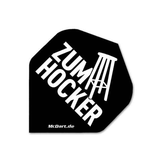MK8026_Markus_Krebs_Flights_3_ZumHocker Das Bild zeigt ein Dart Flight mit der Aufschrift "ZUM HOCKER" und einer stilisierten Hocker-Grafik. Unten steht die Webseite "McDart.de" in weißer Schrift auf schwarzem Hintergrund.