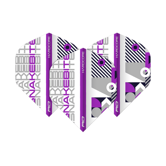 TF6661_Red_Dragon_Hardcore_Snakebite_WhitePurple_Standard_Flights_1BhQ4Kn0iOooG7 Das Bild zeigt drei Dartflights des Modells "Red Dragon Hardcore Snakebite White Purple Standard". Die Flights sind weiß mit lila und grauen Akzenten sowie auffälligem, modernem Design.