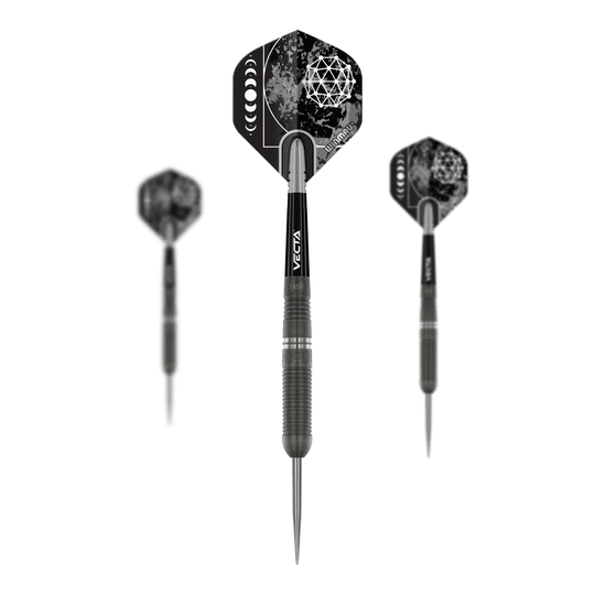 Winmau Callisto 03 Steeldarts Auf dem Bild sind drei Winmau Callisto 03 Steeldarts zu sehen. Die Pfeile haben ein modernes, dunkles Design mit geometrischen Mustern auf den Flights.