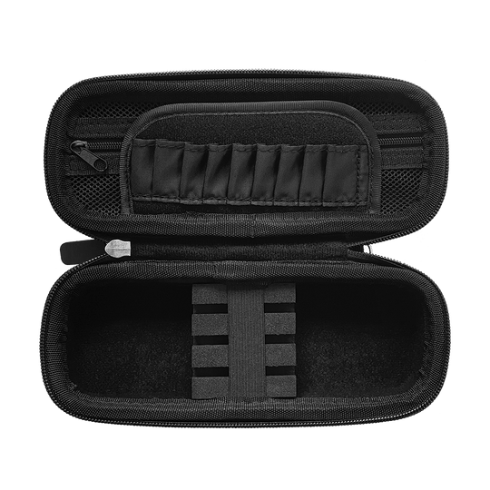 Das Bild zeigt das geöffnete Mission Jack Daniels Freedom Slim Dartcase. Im Inneren befinden sich mehrere Fächer und elastische Schlaufen zur sicheren Aufbewahrung von Dartzubehör.