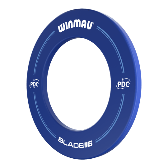 Winmau PDC Dartboard Surround - Blue Das Bild zeigt einen blauen Dartboard-Surround der Marke Winmau mit der Aufschrift "PDC" und "Blade 6". Er schützt die Wand rund um die Dartscheibe vor Treffern.