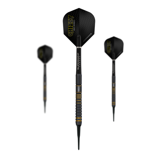 Harrow's Dave Chisnall Chizzy Series 3 soft darts Das Bild zeigt drei Softdarts der Marke Harrows aus der Dave Chisnall Chizzy Series 3. Die Darts haben schwarze Flights mit gelber Aufschrift und schwarzen Schäften mit gelben Akzenten.
