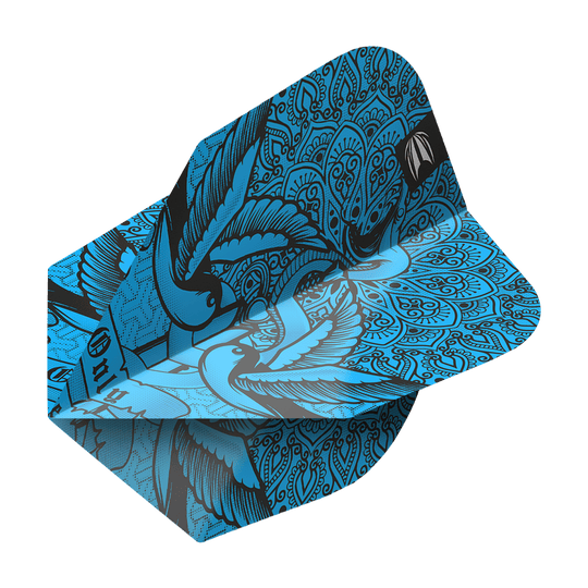 TG485_335450_Target_ProUltra_Ink_Blue_No6_Flights_2 Das Bild zeigt einen blauen Dart-Flight mit kunstvollem, schwarzem Muster und Vogelmotiven. Es handelt sich um das Modell "Target ProUlta Ink Blue No6 Flights".