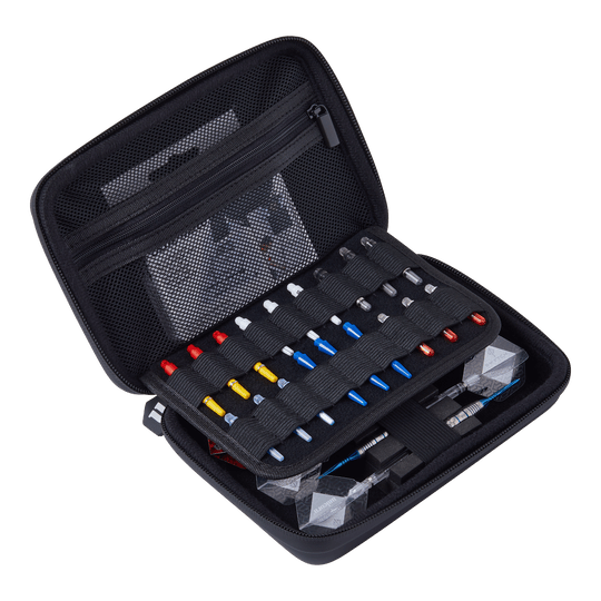 Unicorn Ultra 3UP Medium Dart Case - Black Das Bild zeigt das Produkt "Unicorn Ultra 3UP Medium Dartcase - Schwarz". Das Dartcase ist geöffnet und ordentlich mit verschiedenen Dartzubehörteilen und Darts bestückt.