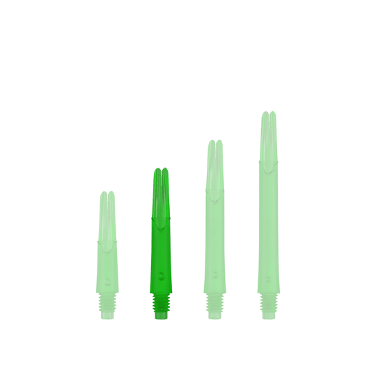 L-L-Style-Shafts Locked Straight - Green Auf dem Bild sind vier grüne, durchsichtige Kunststoff-Dartschäfte in unterschiedlicher Länge zu sehen. Sie stehen nebeneinander aufrecht auf einem grünen Hintergrund.