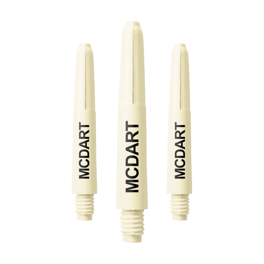 MD-605_Nylon_Shafts_mit_Wunschdruck_Naturweiss_35mm_1 Das Bild zeigt drei naturweiße Nylon-Schäfte für Darts. Auf jedem Schaft steht der Schriftzug "MCDART" in schwarzer Schrift.