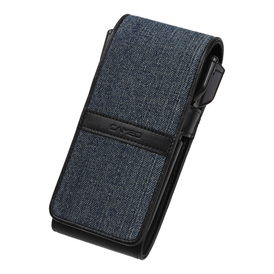 Cameo Thread Dart Case Das Bild zeigt ein Etui mit einem Bezug aus blauem Jeansstoff und schwarzen Lederakzenten. Es ist rechteckig und hat die Aufschrift "Cameo" auf dem schwarzen Lederstreifen.