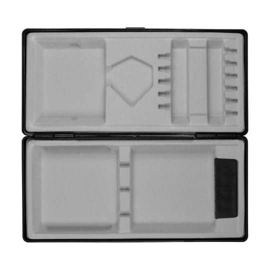 Das Bild zeigt eine geöffnete schwarze Box mit mehreren Fächern und Einteilungen. Die Innenausstattung besteht aus hellem Schaumstoff, der zur sicheren Aufbewahrung verschiedener Gegenstände dient.