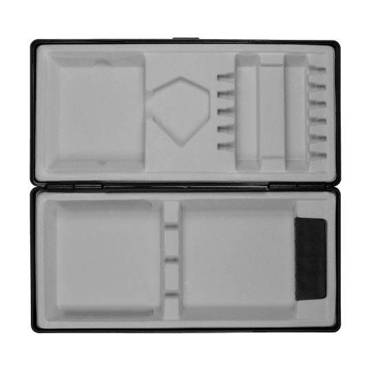 ABS box with custom print Das Bild zeigt eine geöffnete schwarze Box mit mehreren Fächern und Einteilungen. Die Innenausstattung besteht aus hellem Schaumstoff, der zur sicheren Aufbewahrung verschiedener Gegenstände dient.