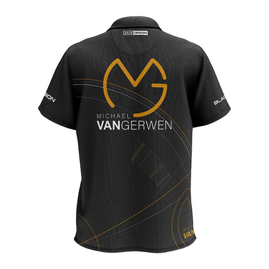 Das Bild zeigt ein schwarzes Dartshirt mit goldenen und weißen Akzenten. Auf der Rückseite steht "Michael van Gerwen" zusammen mit einem großen, stilisierten "MVG"-Logo.