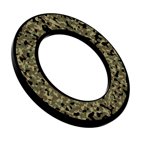 Abgebildet ist das Produkt 'DBS-CAMO1_McDart_Camo_Dartboard_Surround_Woodland_3'. Es erscheint als eine Camouflage-Umrandung für ein Dartboard im Woodland-Stil.