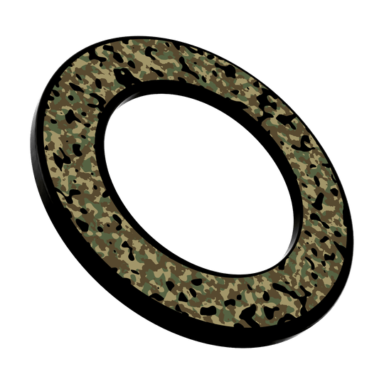 McDart Camo Dartboard Surround Abgebildet ist das Produkt 'DBS-CAMO1_McDart_Camo_Dartboard_Surround_Woodland_3'. Es erscheint als eine Camouflage-Umrandung für ein Dartboard im Woodland-Stil.