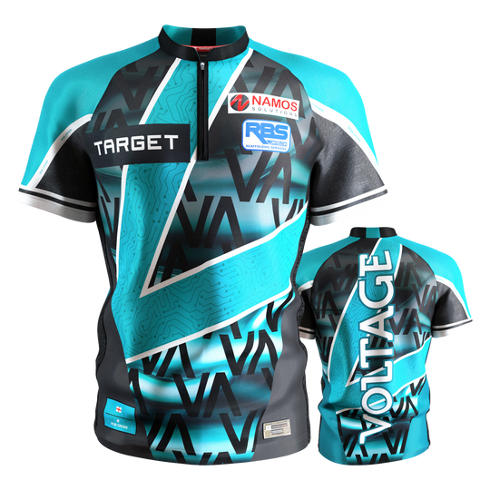 Das Bild zeigt das "Target Coolplay Rob Cross 2025 Dartshirt" in den Farben Türkis, Schwarz und Weiß mit modernen Mustern. Auf der Vorderseite sind Sponsorenlogos und auf der Rückseite steht groß das Wort "VOLTAGE".