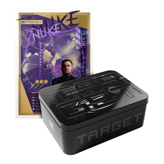 Target Luke Littler GEN1 Prodigy Swiss Point Steel Darts Das Bild zeigt eine Verpackung der "Target Luke Littler GEN1 Prodigy Swiss Point Steeldarts". Im Hintergrund ist ein farbenfrohes Poster mit dem Bild eines Dartspielers zu sehen.