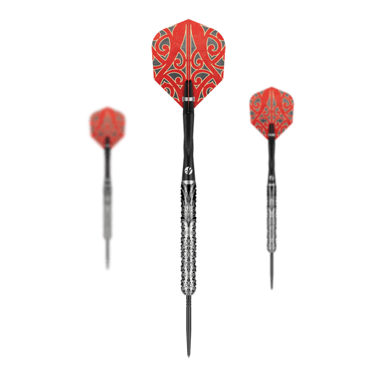 Das Produktfoto zeigt mehrere Shot Warrior Taiaha TurboPoints Steeldarts. Die Darts sind detailliert gestaltet.