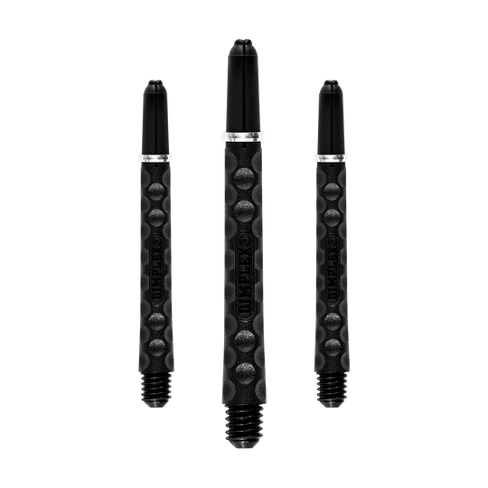 HR322_Harrows_Dimplex_Shafts_Schwarz_48mm_1p9jqY7OwlWxWL Auf dem Bild sind drei schwarze Dartschäfte mit einer strukturierten Oberfläche zu sehen. Sie stehen nebeneinander auf weißem Hintergrund.