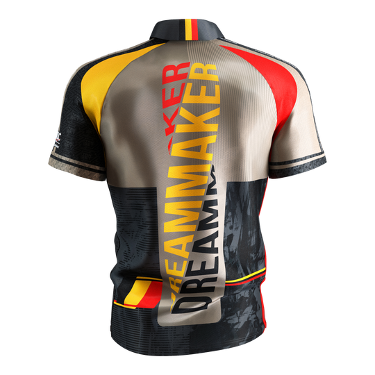 Target Coolplay Dimitri Van Den Bergh 2025 dart shirt Dies ist das Target Coolplay Dimitri Van Den Bergh 2025 Dartshirt. Auf der Rückseite steht in großen Buchstaben "DREAMMAKER" und das Shirt hat auffällige Farben in Gelb, Rot und Schwarz.