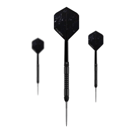 Caliburn Sword S2 steel darts Das Bild zeigt drei schwarze Steeldarts des Produkts „Caliburn Sword S2 Steeldarts“. In der Mitte ist ein Dartpfeil von vorne zu sehen, links und rechts sind sie von der Seite dargestellt.