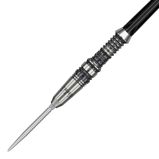 Target Japan Black Marque Heracles Steeldarts Das Bild zeigt einen Target Japan Black Marque Heracles Steeldart. Der Dart hat ein silbernes, fein geriffeltes Design mit schwarzen Akzenten.