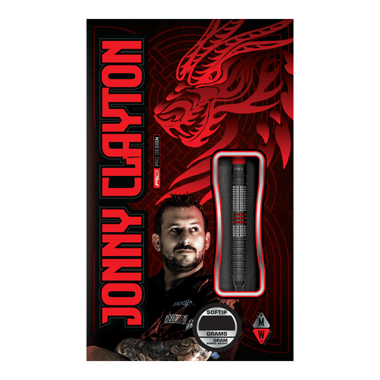 Red Dragon Jonny Clayton Hiraeth Soft Darts - 20g Die Abbildung zeigt die Verpackung der „Red Dragon Jonny Clayton Hiraeth Softdarts - 20g“. Auf der Vorderseite sind der Dart, ein Porträt von Jonny Clayton und ein roter Drachen als Design-Element zu sehen.