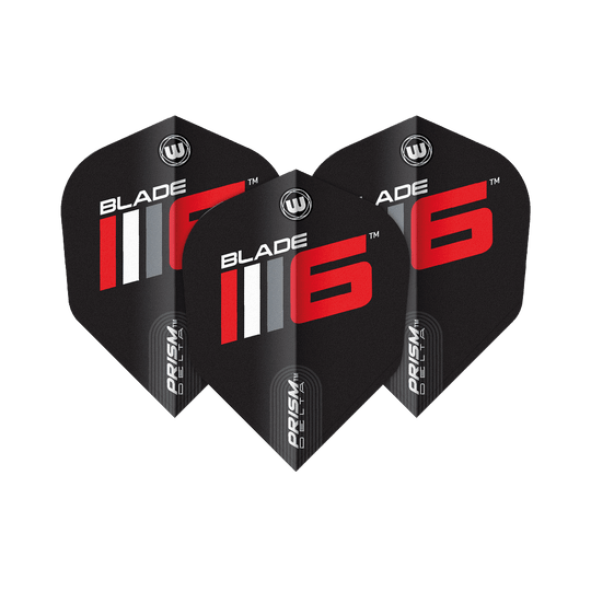 Winmau Prism Delta Blade 6 No6 Flights Das Bild zeigt drei schwarze Dart-Flights mit der Aufschrift „BLADE 6“ in Rot und Weiß. Unten auf den Flights steht „PRISM DELTA“.