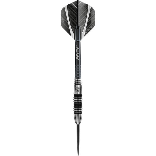 1043-24-Winmau-Blackout-Variante-2-Tungsten-Steeldarts-1n6upcBuMxcUZz Das Bild zeigt einen Winmau Blackout Variante 2 Steeldart. Der Dartpfeil ist schwarz-silbern und hat ein gerilltes Griffstück mit schwarzem Flight.