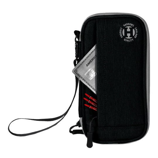 Harrows Smart Case Dartwallet Auf dem Bild ist ein schwarzes Dart-Etui der Marke Harrows zu sehen. In einer Außentasche stecken eine Kreditkarte und mehrere rote Dartspitzen.