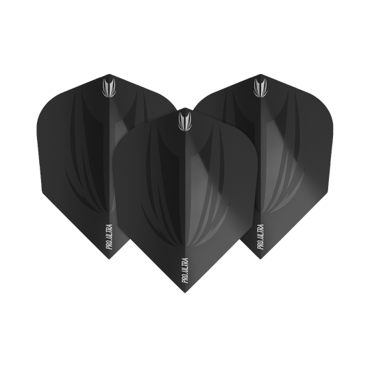 Das Bild zeigt drei schwarze Dartflights des Modells "Target ProUltra ID Black No6". Sie haben ein schlichtes, schwarzes Design mit einem kleinen weißen Logo und dem Schriftzug "PRO ULTRA".