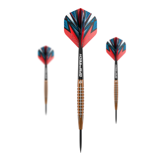 GOAT Quarterback V1 Tungsten Steel Darts Das Bild zeigt drei GOAT Quarterback V1 Tungsten Steeldarts. Die Pfeile haben bunte Flights in Rot, Blau und Schwarz sowie einen bronzefarbenen, gerillten Schaft.