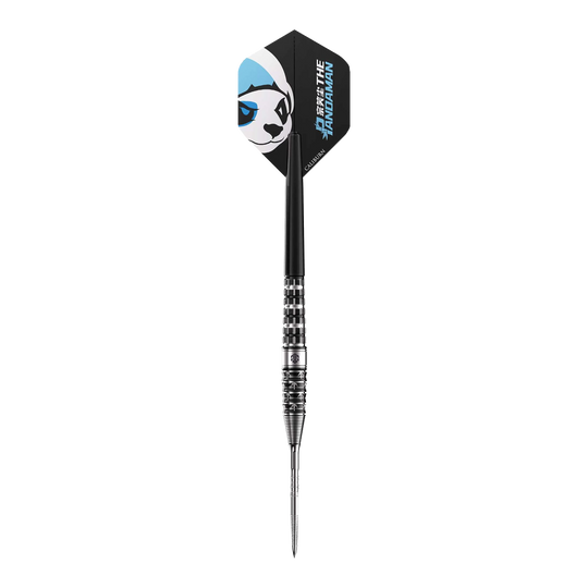 Das Bild zeigt einen Steeldart namens "Caliburn Player The Pandaman Advanced Steeldarts - 23g". Auf dem Flügel des Darts ist ein Panda-Gesicht mit blauen Akzenten abgebildet.